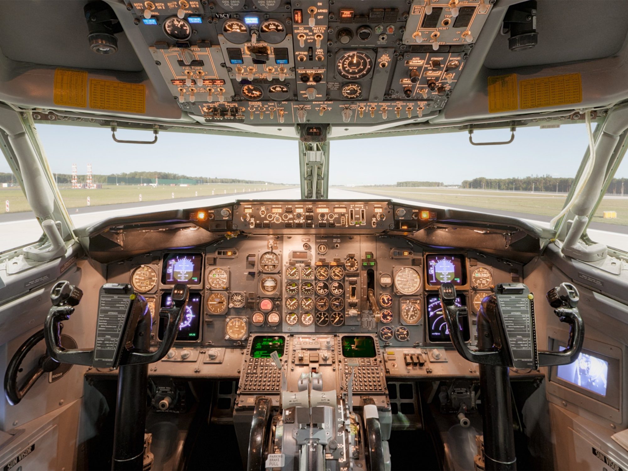 Foto dei comandi di un aereo.